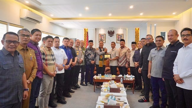 BERTUKAR CINDERAMATA - Ketua DPRA, Zulfadhli yang akrab disapa Abang Samalanga didampingi wakil ketua dan ketua fraksi bertukar cinderamata dengan Kapolda Aceh yang baru, Irjen Pol Ruddi Setiawan bersama jajaran saat bersilaturahmi ke DPRA pada Selasa (28/7/2026).