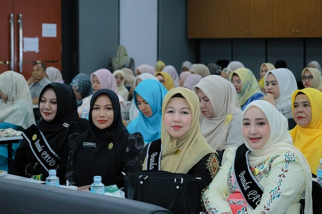 Bunda PAUD Aceh Besar, Hj. Rita Mayasari, bersama Bunda PAUD dan Ketua Pokja Bunda PAUD dari 23 kabupaten/kota se-Aceh mengikuti kegiatan Penguatan Pokja Bunda PAUD yang digelar Dinas Pendidikan Aceh di Hotel Rasamala, Banda Aceh, Selasa (28/7/2026). FOTO/MC ACEH BESAR