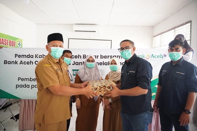 Asisten III Sekdakab Aceh Besar Abdullah S.Sos, menyerahkan paket makanan tambahan dukungan Bank Aceh Syariah Kota Jantho, kepada pasien Terapi Pengobatan Tuberkulosis (TBC) di Puskesmas Kota Jantho, Selasa (28/07/2026). FOTO/MC ACEH BESAR