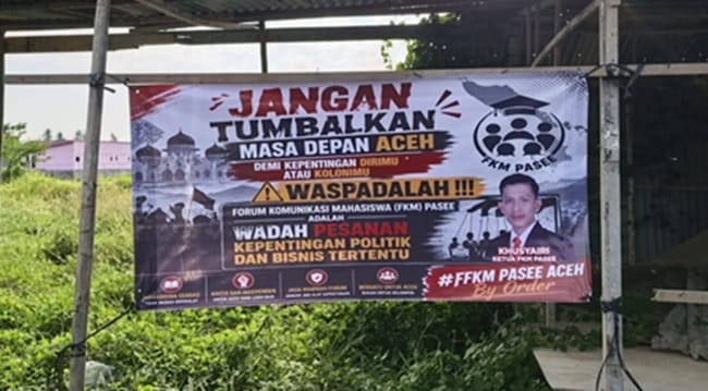 Salah satu spanduk berisi kritik terhadap Forum Komunikasi Mahasiswa (FKM) Pasee terpasang di salah satu ruas jalan di Kota Lhokseumawe. Foto: Istimewa.