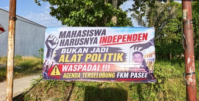 Salah satu spanduk berisi kritik terhadap Forum Komunikasi Mahasiswa (FKM) Pasee terpasang di salah satu ruas jalan di Kota Lhokseumawe. Foto: Istimewa.