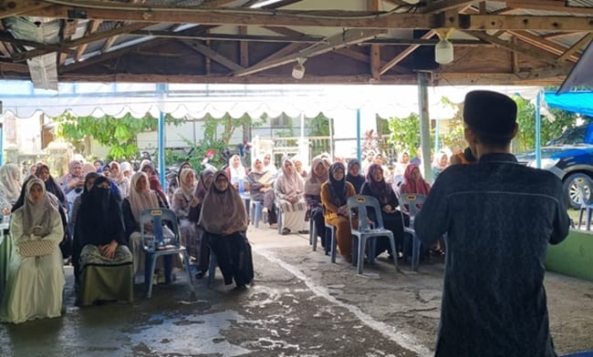 Anggota DPRK Banda Aceh dari Fraksi Partai Demokrat, Tgk. H. Januar Hasan saat menjadi narasumber dalam sosialisasi Qanun P4GNPN bagi masyarakat Daerah Pemilihan (Dapil) V yang meliputi Kecamatan Kuta Raja dan Meuraxa di Banda Aceh, Senin, 27 Juli 2026. Foto: Istimewa