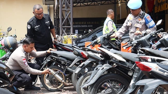 Personel Satlantas Polresta Banda Aceh mengamankan sepeda motor yang menggunakan knalpot tidak sesuai spesifikasi teknis dalam kegiatan penertiban di wilayah hukum Polresta Banda Aceh. Selama Juli 2026, polisi menyita 80 unit sepeda motor berknalpot brong sebagai upaya menciptakan keamanan, keselamatan, ketertiban, dan kelancaran lalu lintas. Dok. Polresta Banda Aceh.