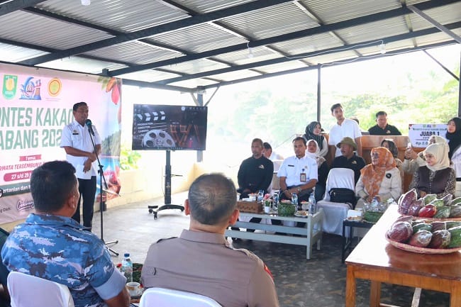 Seorang pejabat menyampaikan sambutan pada pembukaan Kontes Kakao Sabang 2026 yang digelar di Kota Sabang, Selasa (28/7/2026). Kegiatan tersebut dihadiri unsur pemerintah, aparat, pelaku usaha, dan petani kakao. Seorang pejabat menyampaikan sambutan pada pembukaan Kontes Kakao Sabang 2026 yang digelar di Kota Sabang, Selasa (28/7/2026). Kegiatan tersebut dihadiri unsur pemerintah, aparat, pelaku usaha, dan petani kakao.