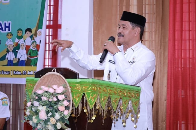 Wakil Bupati Aceh Besar, Drs. Syukri A. Jalil, berfoto bersama narasumber, panitia, dan peserta usai membuka Sosialisasi Petunjuk Usaha Kesehatan Sekolah, Madrasah, dan Dayah (UKS/M/D) Kabupaten Aceh Besar Tahun 2026 di Gedung Dekranasda Aceh Besar Gampong Gani Kecamatan Ingin Jaya, Rabu (29/7/2026). FOTO/MC ACEH BESAR Wakil Bupati Aceh Besar, Drs. Syukri A. Jalil, berfoto bersama narasumber, panitia, dan peserta usai membuka Sosialisasi Petunjuk Usaha Kesehatan Sekolah, Madrasah, dan Dayah (UKS/M/D) Kabupaten Aceh Besar Tahun 2026 di Gedung Dekranasda Aceh Besar Gampong Gani Kecamatan Ingin Jaya, Rabu (29/7/2026). FOTO/MC ACEH BESAR