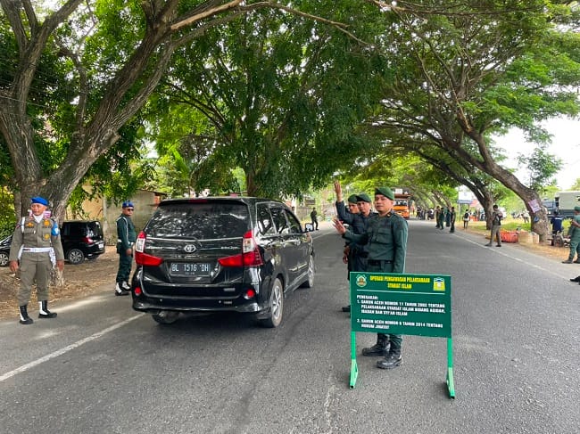 Suasana razia gabungan busana Islami, di Jalan Lintas Banda Aceh-Medan, kawasan Gampong Lamteungoh, Kecamatan Ingin Jaya, Kabupaten Aceh Besar, Rabu (29/7/2026). FOTO/ MC ACEH BESAR Suasana razia gabungan busana Islami, di Jalan Lintas Banda Aceh-Medan, kawasan Gampong Lamteungoh, Kecamatan Ingin Jaya, Kabupaten Aceh Besar, Rabu (29/7/2026). FOTO/ MC ACEH BESAR