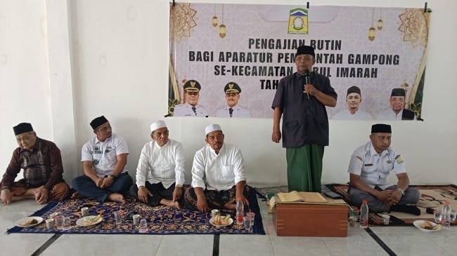 Ketua MPU Darul Imarah, Tgk. Agus Setiawan Jamal, menyampaikan materi pada pengajian rutin se-kecamatan Darul Imarah berlangsung di Masjid Al-Faizin Gampong Lampeuneurut Ujoeng Blang, kecamatan Darul Imarah Aceh Besar, Rabu, (29/7/2026). FOTO/MC ACE Ketua MPU Darul Imarah, Tgk. Agus Setiawan Jamal, menyampaikan materi pada pengajian rutin se-kecamatan Darul Imarah berlangsung di Masjid Al-Faizin Gampong Lampeuneurut Ujoeng Blang, kecamatan Darul Imarah Aceh Besar, Rabu, (29/7/2026). FOTO/MC ACE