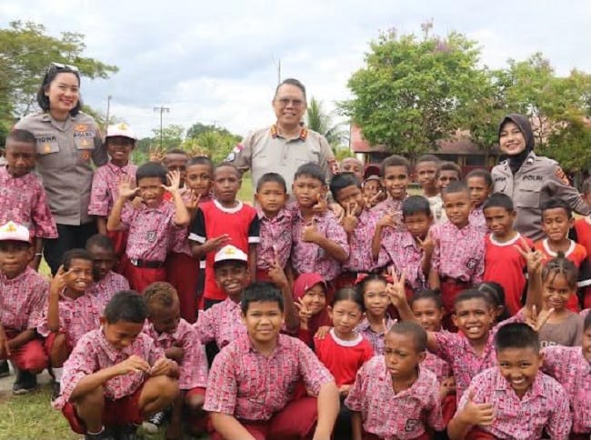 SOSIALISASI- , Satgas Operasi Damai Cartenz-2026 menggelar kegiatan sosialisasi bahaya penyalahgunaan narkoba dan penggunaan media sosial secara bijak kepada siswa-siswi SD-SMP Satu Atap Kasukwe, Kabupaten Sarmi, Rabu (29/7/2026). SOSIALISASI- , Satgas Operasi Damai Cartenz-2026 menggelar kegiatan sosialisasi bahaya penyalahgunaan narkoba dan penggunaan media sosial secara bijak kepada siswa-siswi SD-SMP Satu Atap Kasukwe, Kabupaten Sarmi, Rabu (29/7/2026).