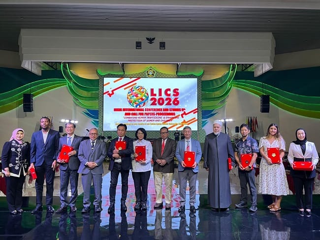 Foto bersama para keynote speaker, pimpinan UNISSULA, dan delegasi internasional pada pembukaan Legal International Conference and Studies (LICS) ke-9 di UNISSULA, Semarang, Kamis (30/7/2026).