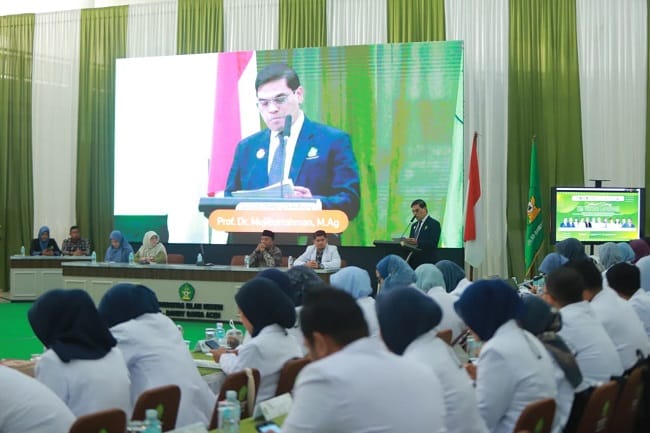 MENYAMPAIKAN SAMBUTAN – Rektor UIN Ar-Raniry Banda Aceh, Prof Mujiburrahman, menyampaikan sambutan pada kegiatan evaluasi pembukaan Prodi Kedokteran secara hybrid bersama pusat kegiatan di Auditorium Prof Ali Hasjmy UIN Ar-Raniry Banda Aceh, Kamis (30/7/2026). MENYAMPAIKAN SAMBUTAN – Rektor UIN Ar-Raniry Banda Aceh, Prof Mujiburrahman, menyampaikan sambutan pada kegiatan evaluasi pembukaan Prodi Kedokteran secara hybrid bersama pusat kegiatan di Auditorium Prof Ali Hasjmy UIN Ar-Raniry Banda Aceh, Kamis (30/7/2026).