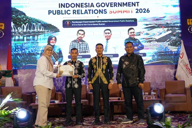 SERAHKAN SERTIFIKAT – Sekjen DPP Iprahumas, Dr Mayrianti Annisa Anwar, MP menyerahkan sertifikat kepada perwakilan Humas UIN Ar-Raniry Banda Aceh setelah tampil pada Interactive Panel Session IGPR Summit 2026, di Hotel Lombok Plaza, Mataram, NTB, Senin (27/7/2026).