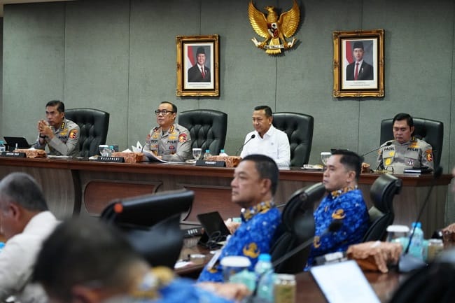 Wakapolri Komjen Pol Dedi Prasetyo bersama Wakil Menteri Kehutanan Rohmat Marzuki menggelar rapat untuk menindaklanjuti arahan Presiden terkait antisipasi fenomena El Nino, cuaca ekstrem, serta kebakaran hutan dan lahan (Karhutla) pada Kamis (30/7/2026).