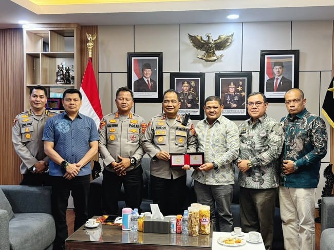 Kapolda Aceh Irjen Pol Ruddi Setiawan menerima kunjungan silaturahmi Ketua BRA Jamaluddin. Foto: Humas Polda Aceh Kapolda Aceh Irjen Pol Ruddi Setiawan menerima kunjungan silaturahmi Ketua BRA Jamaluddin. Foto: Humas Polda Aceh