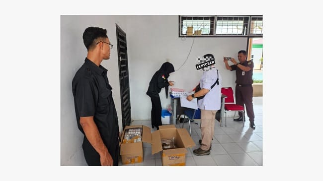 SERAHKAN TERSANGKA - Penyidik BBPOM Aceh menyerahkan tersangka dan barang bukti peredaran kosmetik berbahaya ke JPU Kejari Aceh Besar, Rabu (29/7/2026). SERAHKAN TERSANGKA - Penyidik BBPOM Aceh menyerahkan tersangka dan barang bukti peredaran kosmetik berbahaya ke JPU Kejari Aceh Besar, Rabu (29/7/2026).