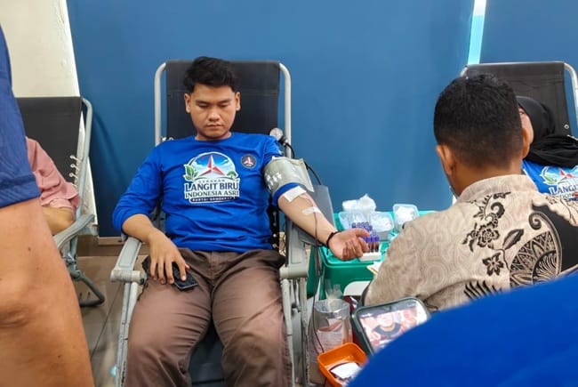 Kader Partai Demokrat Aceh mendonorkan darah sebagai bagian dari Gerakan Nasional Langit Biru Indonesia Asri menjelang peringatan Hari Ulang Tahun (HUT) ke-25 Partai Demokrat di Banda Aceh, Jumat (31/7/2026). Foto: Istimewa