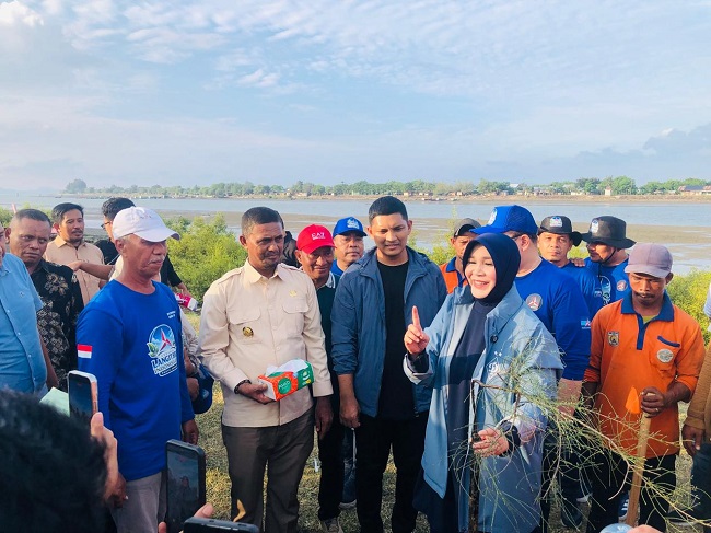Wali Kota Banda Aceh Illiza Sa'aduddin Djamal tampak hadir pada aksi tanam pohon di bantaran Krueng Aceh, Gampong Tibang, Kecamatan Syiah Kuala, Banda Aceh, Jumat (31/7/2026). (Foto/Zai Barona) Wali Kota Banda Aceh Illiza Sa'aduddin Djamal tampak hadir pada aksi tanam pohon di bantaran Krueng Aceh, Gampong Tibang, Kecamatan Syiah Kuala, Banda Aceh, Jumat (31/7/2026). (Foto/Zai Barona)