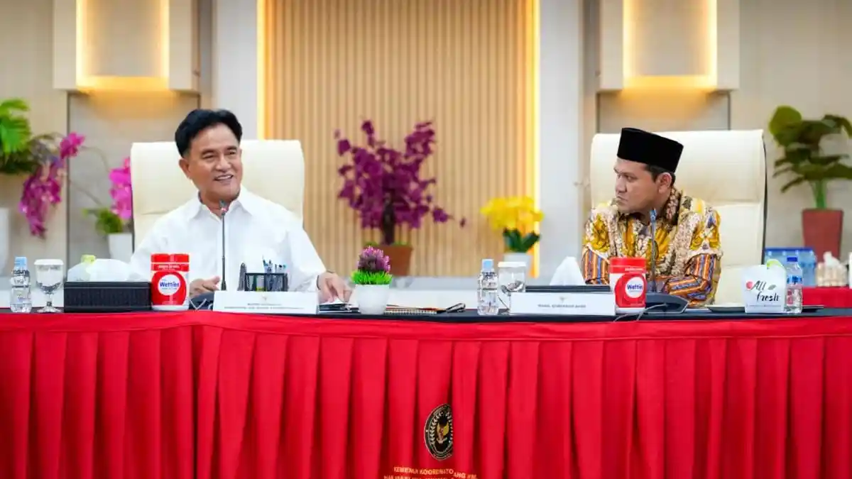BAHAS SOAL BLANGPADANG - Menteri Koordinator Bidang Hukum, Hak Asasi Manusia, Imigrasi, dan Pemasyarakatan (Menko Kumham Imipas), Yusril Ihza Mahendra, menerima audiensi Wakil Gubernur Aceh, Fadhlullah, di Ruang Rapat Menko Kumham Imipas, Jumat (24/7/2026). Audiensi tersebut membahas penyelesaian status hukum tanah wakaf Blang Padang di Banda Aceh yang hingga kini belum memperoleh kepastian hukum. BAHAS SOAL BLANGPADANG - Menteri Koordinator Bidang Hukum, Hak Asasi Manusia, Imigrasi, dan Pemasyarakatan (Menko Kumham Imipas), Yusril Ihza Mahendra, menerima audiensi Wakil Gubernur Aceh, Fadhlullah, di Ruang Rapat Menko Kumham Imipas, Jumat (24/7/2026). Audiensi tersebut membahas penyelesaian status hukum tanah wakaf Blang Padang di Banda Aceh yang hingga kini belum memperoleh kepastian hukum.