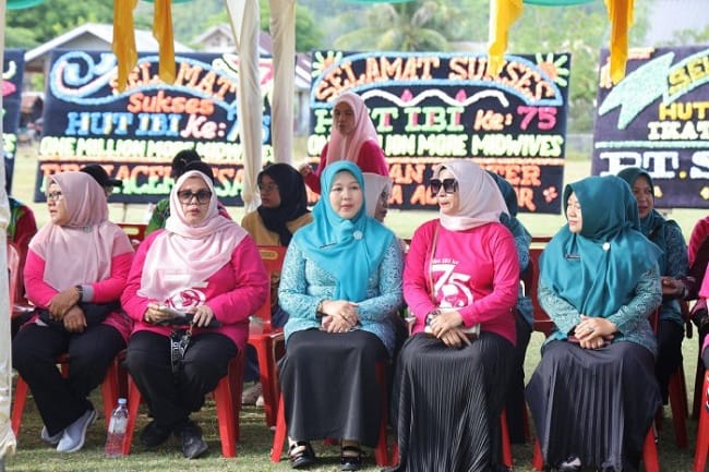 Foto Bersama Ketua Tim Penggerak PKK (TP-PKK) Aceh Besar, Hj Rita Mayasari, dengan pengurus saat menghadiri kegiatan bakti sosial yang digelar IBI Cabang Aceh Besar dalam rangka memperingati HUT ke-75 IBI di Lapangan Lamteungoh, Kecamatan Peukan Bada Foto Bersama Ketua Tim Penggerak PKK (TP-PKK) Aceh Besar, Hj Rita Mayasari, dengan pengurus saat menghadiri kegiatan bakti sosial yang digelar IBI Cabang Aceh Besar dalam rangka memperingati HUT ke-75 IBI di Lapangan Lamteungoh, Kecamatan Peukan Bada