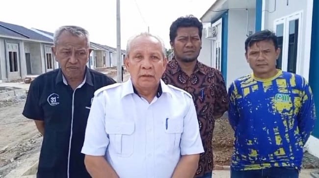 Plt Direktur Utama PDAM Tirta Mountala Ir. Yusmadi, MM, didampingi Direktur Umum Devid Zainal, SE, bersama tim teknis meninjau lokasi proyek perumahan di kawasan Neuheun, Kecamatan Baitussalam, Aceh Besar, yang diduga menggunakan air PDAM Tirta Mount