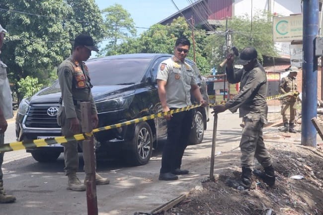 Kasatpol PP dan WH Aceh Besar Muhajir SSTP MPA, memantau proses penertiban PKL di kawasan Gampong Tanjong Selamat, Kecamatan Darussalam, Kabupaten Aceh Besar, Kamis (30/7/2026). FOTO/ MC ACEH BESAR