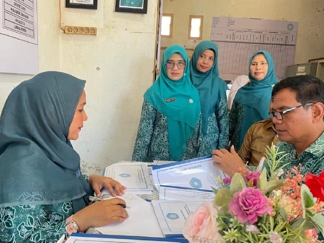 Wakil Ketua TP PKK Aceh Besar Hj Nurul Fazli SAg, meninjau proses penilaian Gammawar, di Kantor TP PKK Gampong Baet, Kecamatan Baitussalam, Kabupaten Aceh Besar, Selasa (7/7/2026). FOTO/ MC ACEH BESAR Wakil Ketua TP PKK Aceh Besar Hj Nurul Fazli SAg, meninjau proses penilaian Gammawar, di Kantor TP PKK Gampong Baet, Kecamatan Baitussalam, Kabupaten Aceh Besar, Selasa (7/7/2026). FOTO/ MC ACEH BESAR