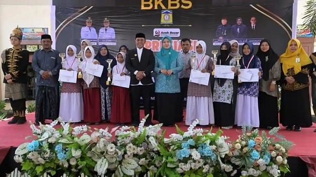 SERAHKAN HADIAH - Bupati Aceh Besar, H Muharram Idris didampingi Ketua TP-PKK Aceh Besar, Rita Mayasari menyerahkan hadiah kepada siswa Lomba dan Pembagian Hadiah Beut Kitab Bak Sikula di SMPN 1 Kecamatan Darul Imarah, Aceh Besar, Kamis (30/7/2026). SERAHKAN HADIAH - Bupati Aceh Besar, H Muharram Idris didampingi Ketua TP-PKK Aceh Besar, Rita Mayasari menyerahkan hadiah kepada siswa Lomba dan Pembagian Hadiah Beut Kitab Bak Sikula di SMPN 1 Kecamatan Darul Imarah, Aceh Besar, Kamis (30/7/2026).