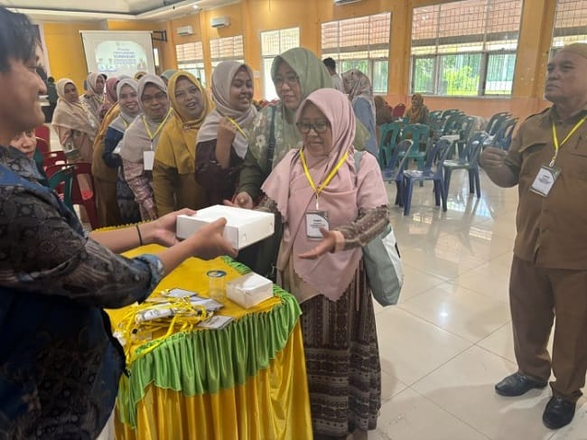 Kepalaa Puskesmas Lhoknga Berbincang Dengan Petugas Medis Yang Bertugas Pada Unit Gawat Darurat Puksemas Lhoknga, Aceh Besar, Sabtu Malam,(4/7/2026). FOTO/MC ACEH BESAR