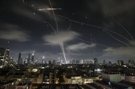 Israel mengalami pengeboman luar biasa yang belum pernah terjadi sebelumnya selama perang terbaru melawan Iran (Foto: AP)