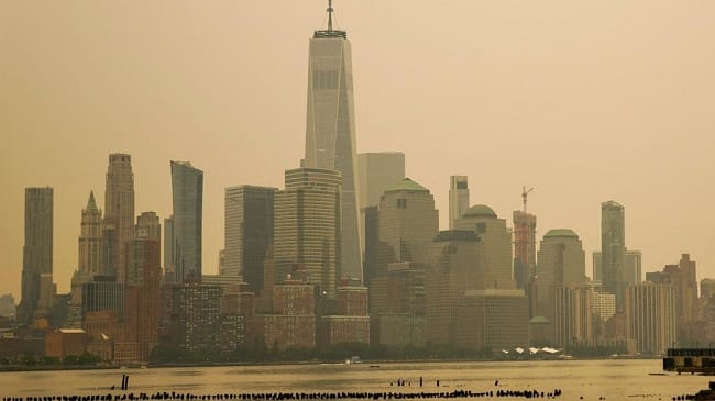 Langit New York tampak berkabut akibat penurunan kualitas udara menjelang final Piala Dunia 2026. Otoritas terkait melakukan pemantauan intensif untuk mengantisipasi dampak terhadap penyelenggaraan pertandingan. FOTO/IST
