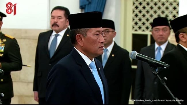 Marsekal (Purn) Donny Ermawan Taufanto dilantik sebagai Gubernur Universitas Republik Indonesia (Foto: dok. YouTube Setpres) Marsekal (Purn) Donny Ermawan Taufanto dilantik sebagai Gubernur Universitas Republik Indonesia (Foto: dok. YouTube Setpres)