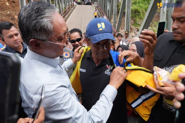 Menteri PU Apresiasi Inisiatif Warga Jaga Akses Jembatan Enang-Enang