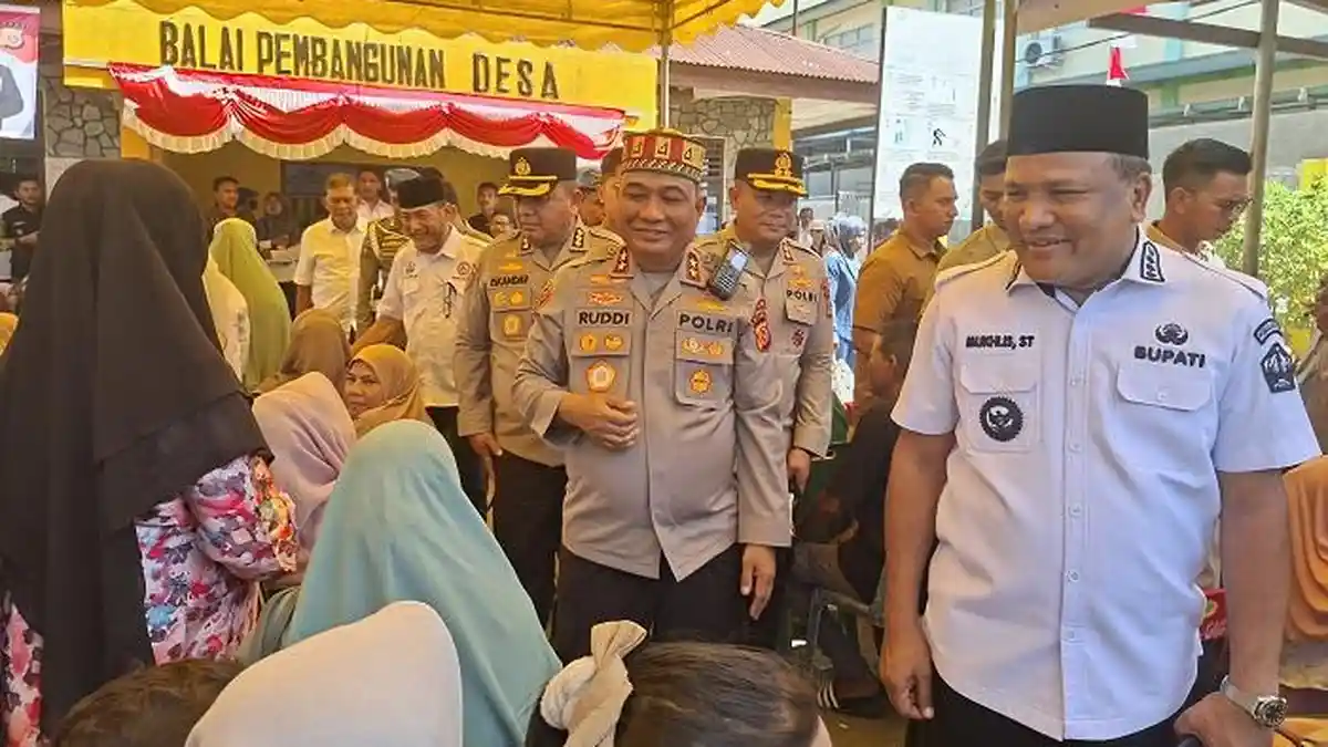 KUNKER - Kapolda Aceh, Irjen Pol. Ruddi Setiawan dalam kunjungan kerja ke Bireuen, Rabu (22/7/2026) di balai Desa Kantor Camat Peusangan menyerahkan bantuan paket sembako kepada 1000 penerima warga dari 10 kecamatan.