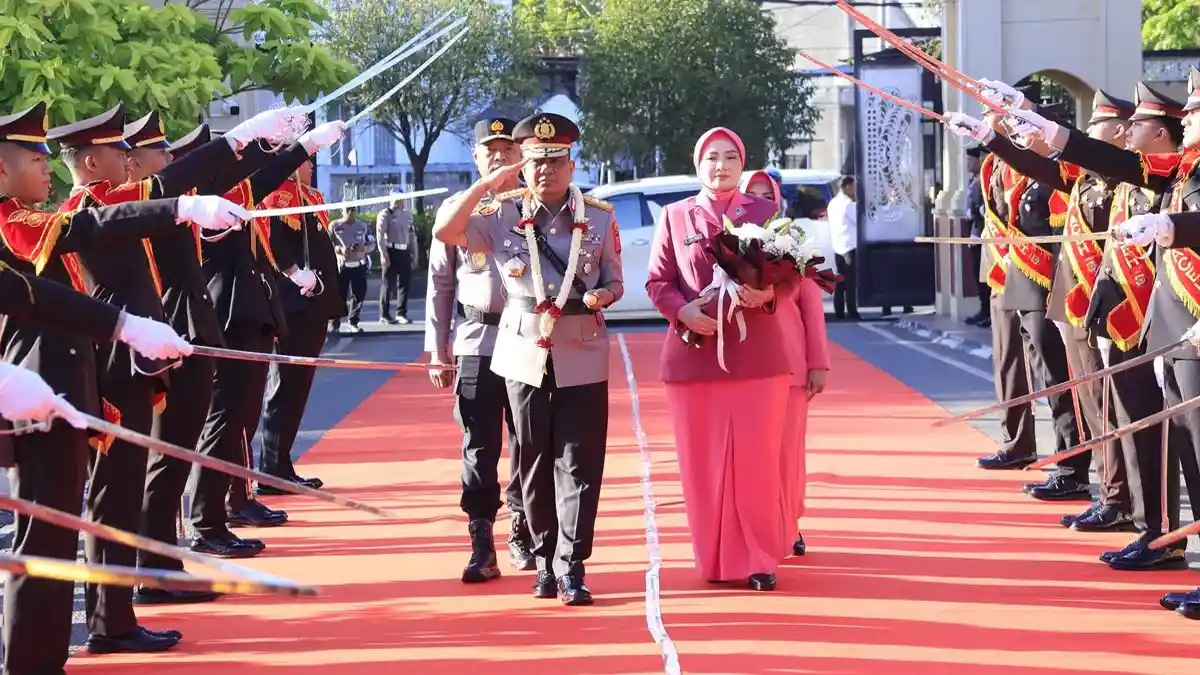DISAMBUT TRADISI PEDANG PORA – Kedatangan Kapolda Aceh Irjen Pol Ruddi Setiawan dan Ketua Bhayangkari Daerah Aceh Ny Sari di Polda Aceh disambut prosesi pengalungan bunga dan tradisi pedang pora, Senin (6/7/2026). DISAMBUT TRADISI PEDANG PORA – Kedatangan Kapolda Aceh Irjen Pol Ruddi Setiawan dan Ketua Bhayangkari Daerah Aceh Ny Sari di Polda Aceh disambut prosesi pengalungan bunga dan tradisi pedang pora, Senin (6/7/2026).
