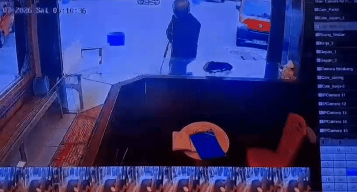 Rekaman kamera CCTV memperlihatkan aksi perampokan di sebuah toko emas di Jalan Merdeka, Gampong Pasar, Kecamatan Tapaktuan, Kabupaten Aceh Selatan. FOTO/Tangkapan layar Rekaman kamera CCTV memperlihatkan aksi perampokan di sebuah toko emas di Jalan Merdeka, Gampong Pasar, Kecamatan Tapaktuan, Kabupaten Aceh Selatan. FOTO/Tangkapan layar