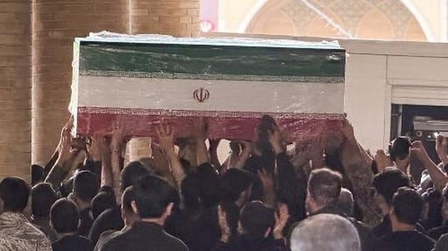 Pemakaman Ali Khamenei. Foto: AFP/ATTA KENARE