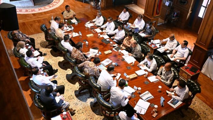 Presiden Prabowo Subianto memimpin rapat terbatas yang antara lain membahas harga BBM bagi sektor perikanan di Kediaman Hambalang, Kabupaten Bogor, Senin (13/7/2026). Foto: BPMI Setpres