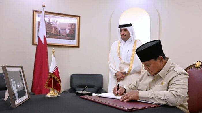 Presiden Prabowo Subianto menandatangani Book of Condolence atau buku duka cita di Kedutaan Besar Negara Qatar, Jakarta, Rabu (15/7/2026). Foto: BPMI Setpres Presiden Prabowo Subianto menandatangani Book of Condolence atau buku duka cita di Kedutaan Besar Negara Qatar, Jakarta, Rabu (15/7/2026). Foto: BPMI Setpres
