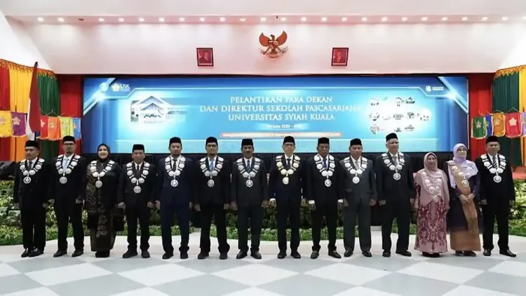 Rektor Universitas Syiah Kuala (USK), Prof. Mirza Tabrani, S.E., M.B.A., D.B.A., berfoto bersama 12 dekan dan Direktur Sekolah Pascasarjana periode 2026–2031 setelah pelantikan dan pengambilan sumpah jabatan di Gedung AAC Dayan Dawood, Darussalam, Banda Aceh, Senin (13/7/2026). FOTO/Humas USK
