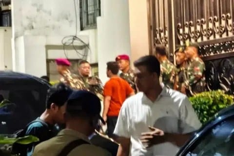 Rumah Jampidsus Febrie Adriansyah dijaga ketat TNI. Rumah Jampidsus Febrie Adriansyah dijaga ketat TNI.