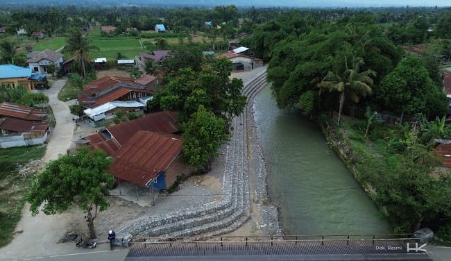 PROYEK TD SDA ACEH – Pekerjaan pengamanan bantaran sungai dengan konstruksi bronjong dalam Proyek Tanggap Darurat Bencana Sumber Daya Air (TD SDA) Aceh yang dikerjakan PT Hutama Karya (Persero). Hingga awal Juli 2026, progres proyek telah mencapai 95 persen untuk mendukung pemulihan infrastruktur dan mengurangi risiko banjir pascabencana di Aceh. FOTO/DOK. HUTAMA KARYA PROYEK TD SDA ACEH – Pekerjaan pengamanan bantaran sungai dengan konstruksi bronjong dalam Proyek Tanggap Darurat Bencana Sumber Daya Air (TD SDA) Aceh yang dikerjakan PT Hutama Karya (Persero). Hingga awal Juli 2026, progres proyek telah mencapai 95 persen untuk mendukung pemulihan infrastruktur dan mengurangi risiko banjir pascabencana di Aceh. FOTO/DOK. HUTAMA KARYA