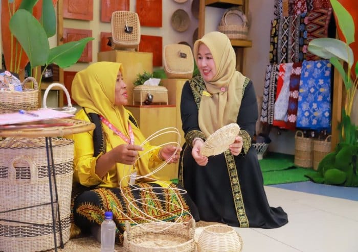 Ketua Dekranasda Aceh Besar Hj Rita Mayasari, berdialog dengan pengrajin pada kunjungan ke Stand Dekranasda Aceh Besar pada ajang Pameran Kriya dan Wastra Dekranasda se-Indonesia yang digelar dalam rangka HUT Dekranas ke-46 Tahun 2026 di Trans Studio