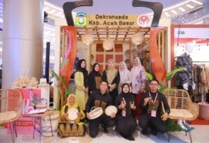 Foto bersama pada kunjungan ke Stand Dekranasda Aceh Besar pada ajang Pameran Kriya dan Wastra Dekranasda se-Indonesia yang digelar dalam rangka HUT Dekranas ke-46 Tahun 2026 di Trans Studio Mall Makassar, Sulawesi Selatan, Kamis (9/7/2026). FOTO/ PROKOPIM PEMKAB ACEH BESAR