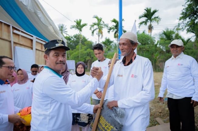 Wakil Bupati Aceh Besar menyerahkan secara simbolis bantuan alat kebersihan dan perlengkapan tani kepada perwakilan petani saat kegiatan gotong royong di Gampong Piyeung Mon Ara, Kecamatan Montasik, Kabupaten Aceh Besar, Jumat (7/8/2026). FOTO/MC ACE Wakil Bupati Aceh Besar menyerahkan secara simbolis bantuan alat kebersihan dan perlengkapan tani kepada perwakilan petani saat kegiatan gotong royong di Gampong Piyeung Mon Ara, Kecamatan Montasik, Kabupaten Aceh Besar, Jumat (7/8/2026). FOTO/MC ACE