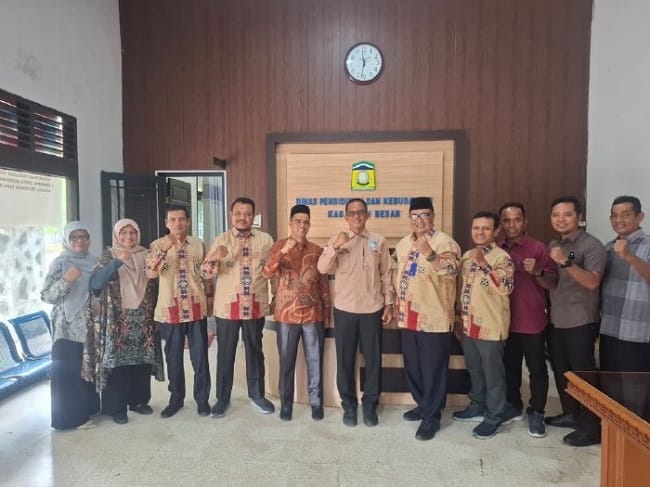 Sekdisdikbud Aceh Besar, Fahrurrazi SE foto bersama pada kunjungan kerja Plt Kadisdik Dayah Aceh Utara ke Disdikbud Aceh Besar, di Kantor Disdikbud Aceh Besar, Kamis (6/8/2026). FOTO/ DOK DISDIKBUD ACEH BESAR Sekdisdikbud Aceh Besar, Fahrurrazi SE foto bersama pada kunjungan kerja Plt Kadisdik Dayah Aceh Utara ke Disdikbud Aceh Besar, di Kantor Disdikbud Aceh Besar, Kamis (6/8/2026). FOTO/ DOK DISDIKBUD ACEH BESAR