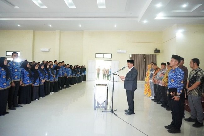 Wakil Bupati Aceh Besar Drs Syukri menyerahkan Surat Keputusan dan pengambilan sumpah Pegawai Negeri Sipil (PNS), serta pelantikan dalam jabatan Fungsional di lingkungan Pemkab Aceh Besar di Aula SKB Kota Jantho, Kamis (27/8/2026). FOTO/ MC ACEH BESAR
