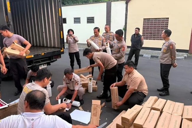 Personel Polri menyiapkan bantuan logistik dan tabung oksigen untuk mendukung penanganan kebakaran hutan dan lahan (karhutla) di sejumlah wilayah. HO-Divisi Humas Polri Personel Polri menyiapkan bantuan logistik dan tabung oksigen untuk mendukung penanganan kebakaran hutan dan lahan (karhutla) di sejumlah wilayah. HO-Divisi Humas Polri