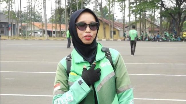 Pengemudi ojek online (ojol) asal Depok, Amanasari, menyatakan dukungannya terhadap kegiatan penyampaian aspirasi yang berlangsung pada 27 Agustus 2026. Ia mengajak seluruh peserta untuk tetap menjaga keamanan, ketertiban, dan fasilitas umum selama kegiatan berlangsung. Foto/Istimewa