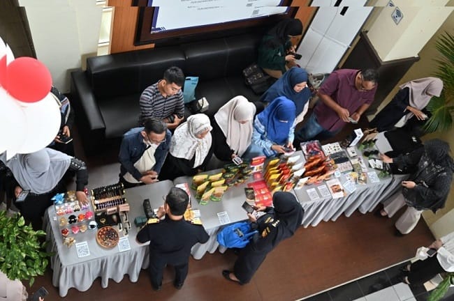 Sejumlah pelaku UMKM memamerkan dan memasarkan produk unggulan dalam kegiatan Workshop Pemberdayaan UMKM “UMKM Aceh: Makin Berdaya, Siap Mendunia” yang digelar Kanwil DJBC Aceh, Banda Aceh, Rabu (12/8/2026). Sejumlah pelaku UMKM memamerkan dan memasarkan produk unggulan dalam kegiatan Workshop Pemberdayaan UMKM “UMKM Aceh: Makin Berdaya, Siap Mendunia” yang digelar Kanwil DJBC Aceh, Banda Aceh, Rabu (12/8/2026).