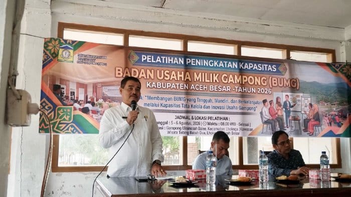 Kepala DPMG Aceh Besar Jakfar, SP, M.Si, memberikan sambutan pada kegiatan Pelatihan Peningkatan Kapasitas BUMG Kabupaten Aceh Besar Tahun 2026 yang digelar Dinas Pemberdayaan Masyarakat dan Gampong (DPMG) Aceh Besar di kawasan wisata Tebing Babah Dua Kepala DPMG Aceh Besar Jakfar, SP, M.Si, memberikan sambutan pada kegiatan Pelatihan Peningkatan Kapasitas BUMG Kabupaten Aceh Besar Tahun 2026 yang digelar Dinas Pemberdayaan Masyarakat dan Gampong (DPMG) Aceh Besar di kawasan wisata Tebing Babah Dua