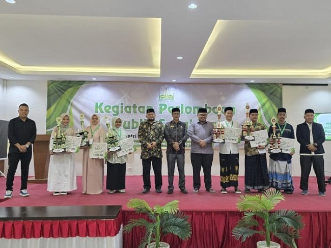 Kepala Dinas Pendidikan Dayah Kabupaten Aceh Besar, Adi Darma SPd MPd foto bersama usai penyerahan penghargaan dan hadiah kepada para juara lomba public speaking di Hotel Madinatuz Zahra, Lampeuneurut, Aceh Besar, Sabtu (23/8/2026). FOTO/ MC ACEH